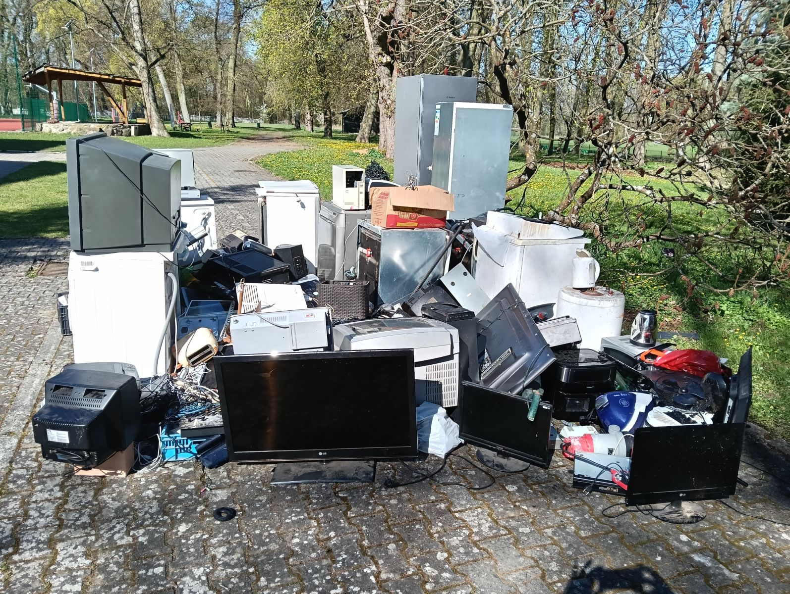 Zdjęcie: Wszystkie dzieci zbierają elektrośmieci